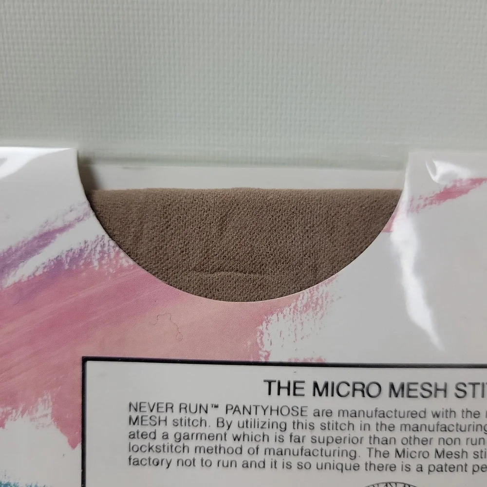 Never Run Sheer Magic Pantyhose Taupe Medium Made in Italy Vintage New